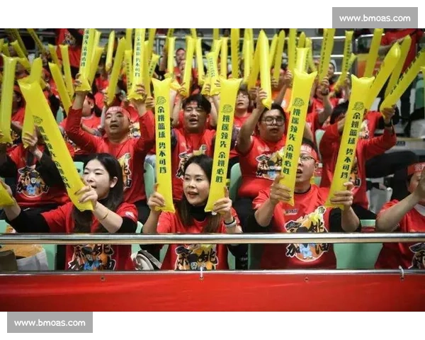 球迷狂欢！主场球迷用歌声为球队喝彩！