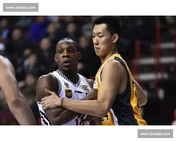 他用一记漂亮的绝杀，赢得了全场的欢呼和掌声