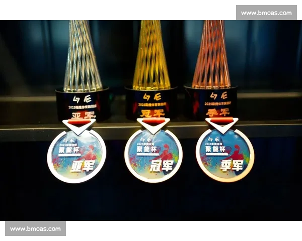 谁主沉浮！F1年度总冠军奖杯，到底会花落谁家